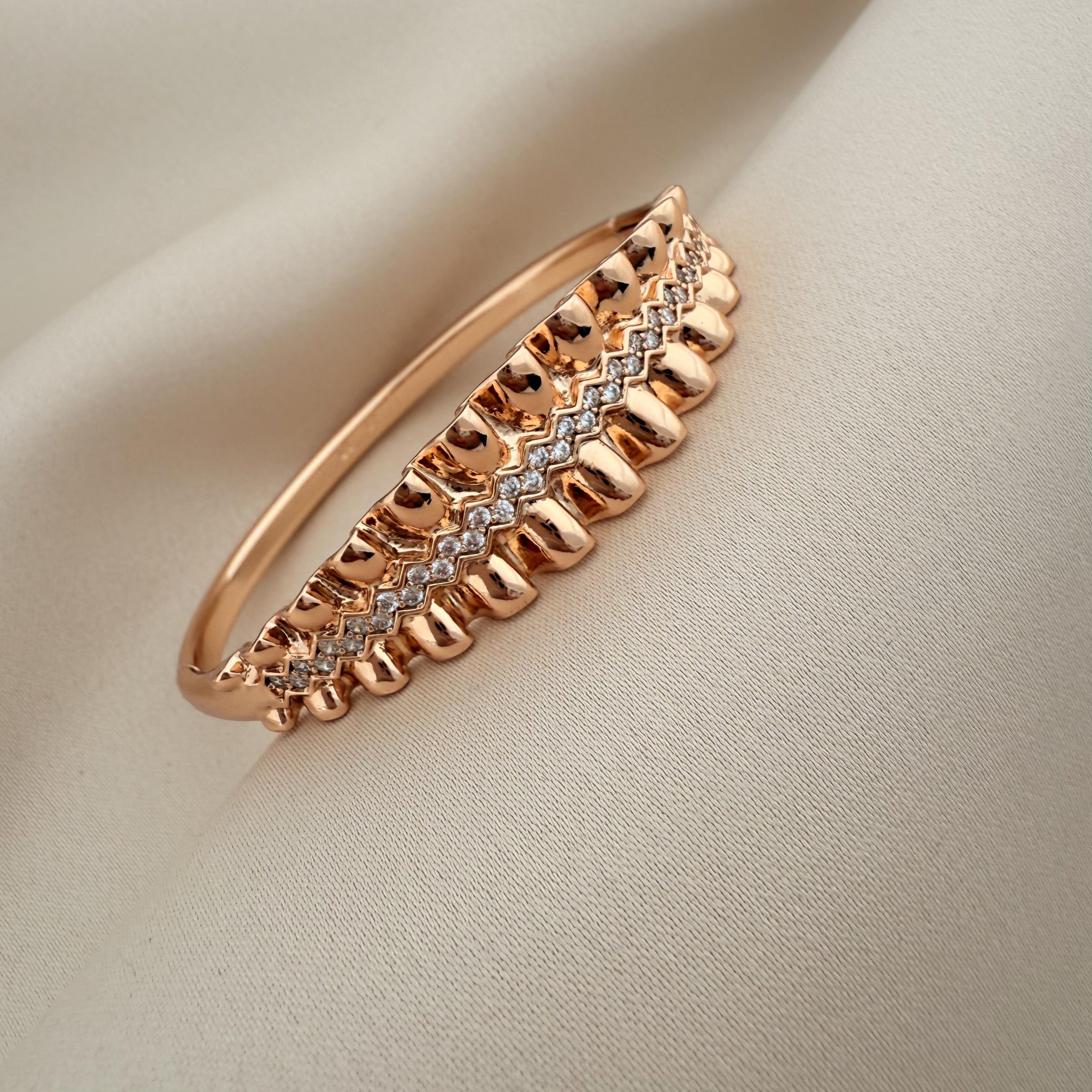 Xuping X000818649 Bangle Didikala (2) بنگل پهن تراشدار ژوپینگ مدل X000818649 - دیدی کالا | DiDikala